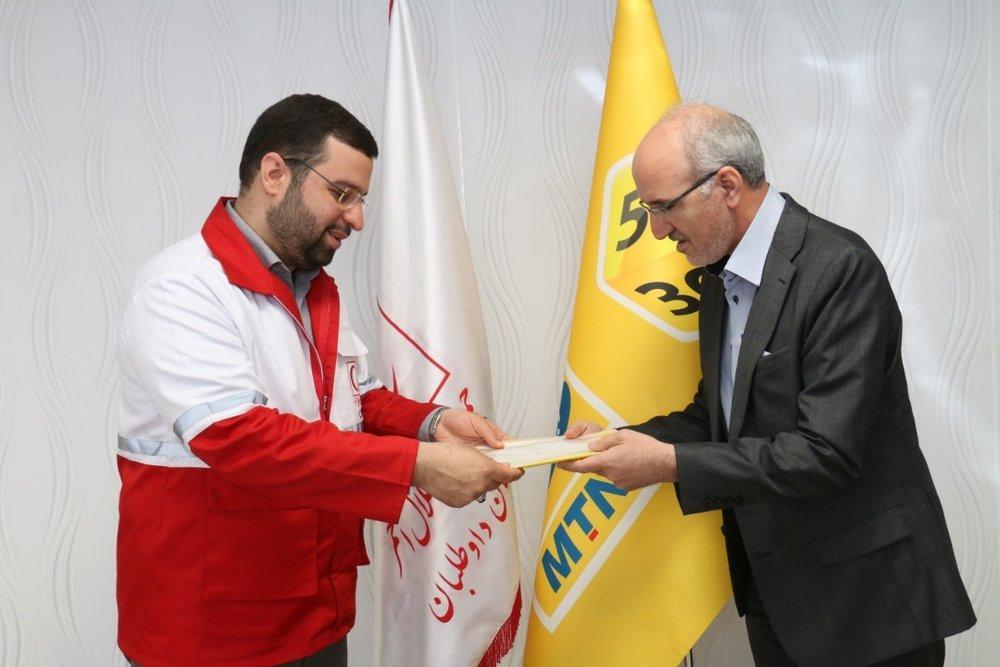 کمک پنج میلیارد ریالی ایرانسل به سیل زدگان اهدا شد یاری پنج میلیارد ریالی ایرانسل به سیل زدگان اهدا شد