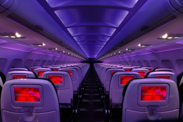 چرا هنگام بلند شدن هواپیماها نور کابین را کم می نمایند؟