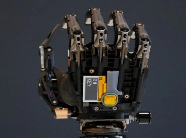 دستی که می تواند صحبت کند ، دست مصنوعی با امکان به روزرسانی و افزایش قابلیت های حرکتی