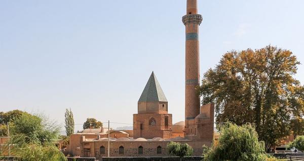 اتمام فاز دوم بازسازی مناره مسجد جامع نطنز